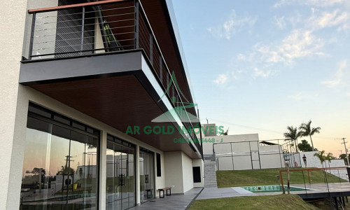 Casa de Alto Padrão à Venda na Represa de Igaratá | 345m² | 3 Suítes | Vista para a Represa