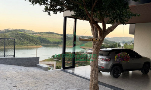 Casa de Alto Padrão à Venda na Represa de Igaratá | 345m² | 3 Suítes | Vista para a Represa