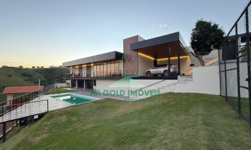 Casa de Alto Padrão à Venda na Represa de Igaratá | 345m² | 3 Suítes | Vista para a Represa