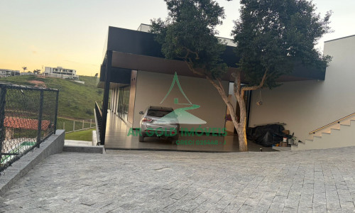 Casa de Alto Padrão à Venda na Represa de Igaratá | 345m² | 3 Suítes | Vista para a Represa