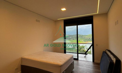 Casa de Alto Padrão à Venda na Represa de Igaratá | 345m² | 3 Suítes | Vista para a Represa
