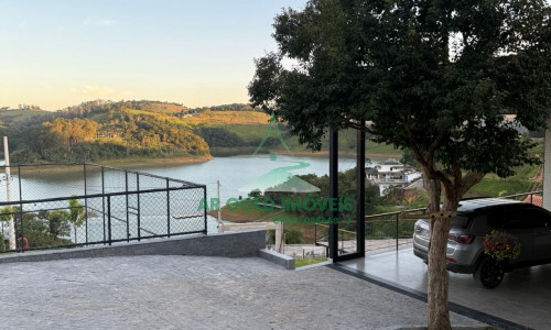 Casa de Alto Padrão à Venda na Represa de Igaratá | 345m² | 3 Suítes | Vista para a Represa