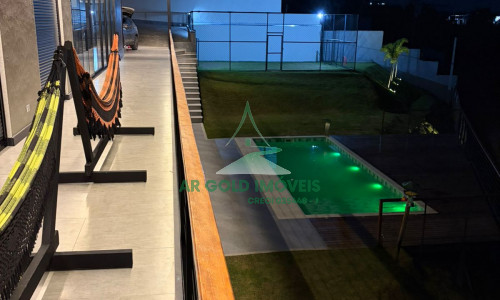 Casa de Alto Padrão à Venda na Represa de Igaratá | 345m² | 3 Suítes | Vista para a Represa