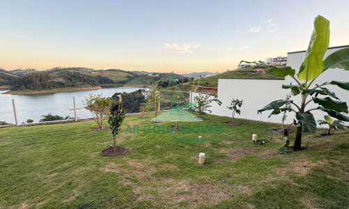 Casa de Alto Padrão à Venda na Represa de Igaratá | 345m² | 3 Suítes | Vista para a Represa
