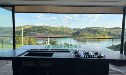 Casa de Alto Padrão à Venda na Represa de Igaratá | 345m² | 3 Suítes | Vista para a Represa