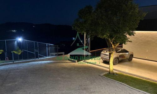 Casa de Alto Padrão à Venda na Represa de Igaratá | 345m² | 3 Suítes | Vista para a Represa