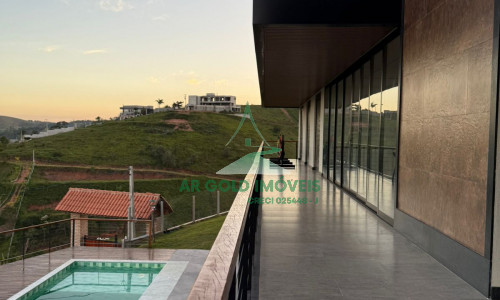 Casa de Alto Padrão à Venda na Represa de Igaratá | 345m² | 3 Suítes | Vista para a Represa