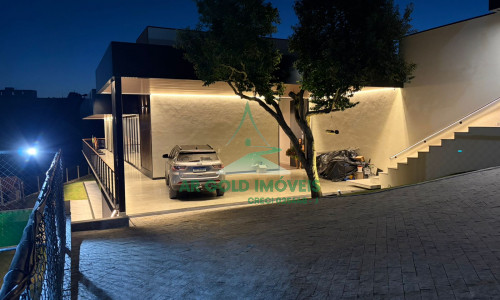 Casa de Alto Padrão à Venda na Represa de Igaratá | 345m² | 3 Suítes | Vista para a Represa
