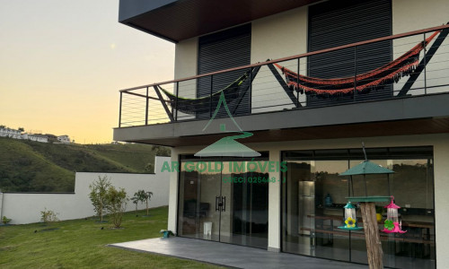 Casa de Alto Padrão à Venda na Represa de Igaratá | 345m² | 3 Suítes | Vista para a Represa