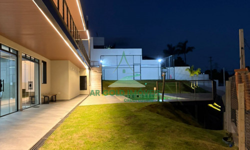 Casa de Alto Padrão à Venda na Represa de Igaratá | 345m² | 3 Suítes | Vista para a Represa