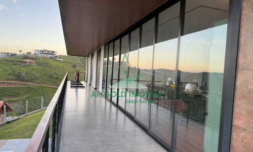 Casa de Alto Padrão à Venda na Represa de Igaratá | 345m² | 3 Suítes | Vista para a Represa