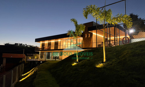 Casa de Alto Padrão à Venda na Represa de Igaratá | 345m² | 3 Suítes | Vista para a Represa