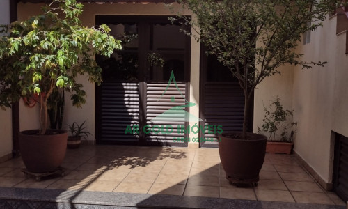 Sobrado à Venda em Itaquera | 180m² | 3 Dorms | 2 Vagas | Quintal e Churrasqueira