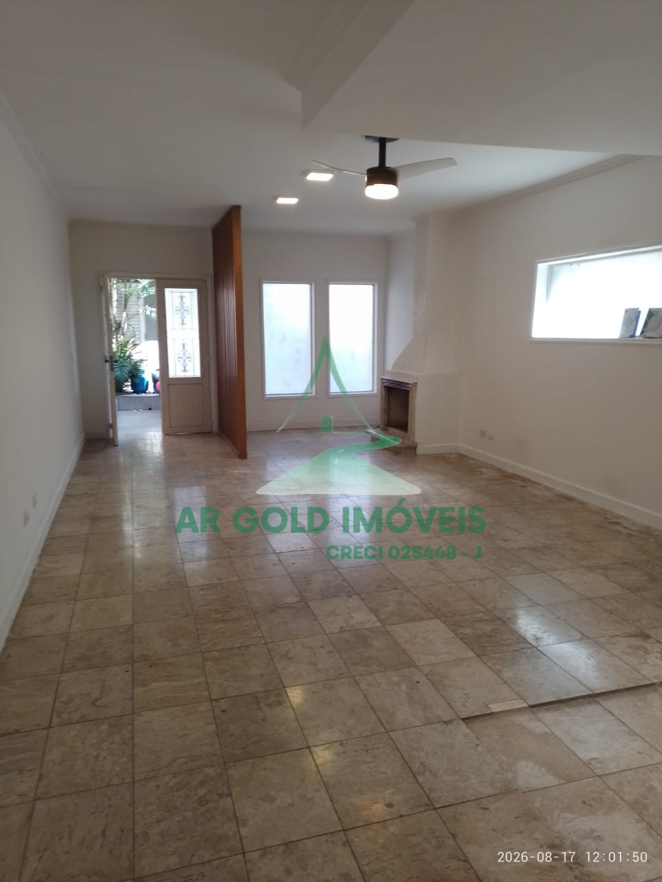 Casa para Alugar em Pinheiros | 250m² | 3 Suítes | Quintal | Lareira