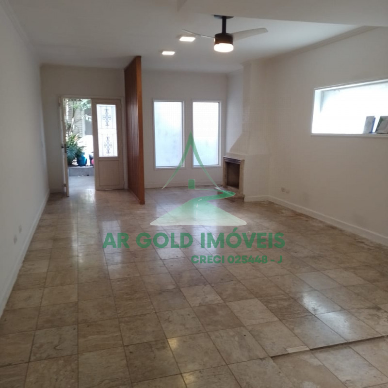 Casa para Alugar em Pinheiros | 250m² | 3 Suítes | Quintal | Lareira