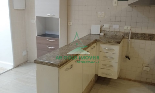 Casa para Alugar em Pinheiros | 250m² | 3 Suítes | Quintal | Lareira