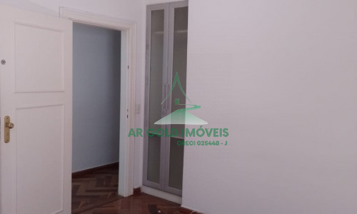 Casa para Alugar em Pinheiros | 250m² | 3 Suítes | Quintal | Lareira