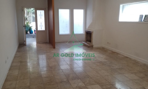 Casa para Alugar em Pinheiros | 250m² | 3 Suítes | Quintal | Lareira