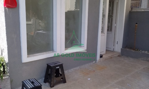 Casa para Alugar em Pinheiros | 250m² | 3 Suítes | Quintal | Lareira