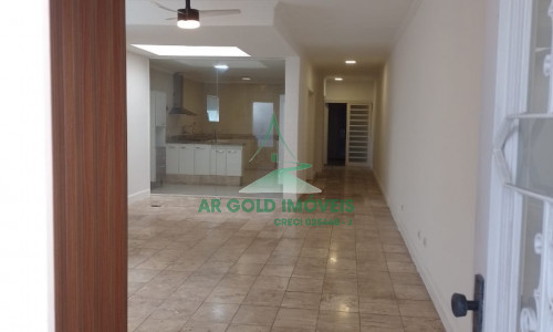 Casa para Alugar em Pinheiros | 250m² | 3 Suítes | Quintal | Lareira