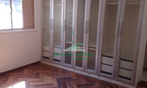 Casa para Alugar em Pinheiros | 250m² | 3 Suítes | Quintal | Lareira