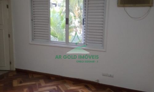 Casa para Alugar em Pinheiros | 250m² | 3 Suítes | Quintal | Lareira