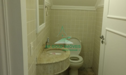 Casa para Alugar em Pinheiros | 250m² | 3 Suítes | Quintal | Lareira