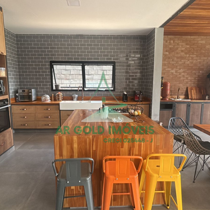 Casa em Condomínio no Parque Petrópolis | 380m² | 4 Suítes | Piscina | Porteira Fechada