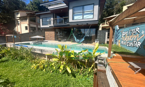 Casa em Condomínio no Parque Petrópolis | 380m² | 4 Suítes | Piscina | Porteira Fechada