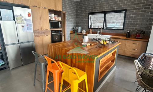 Casa em Condomínio no Parque Petrópolis | 380m² | 4 Suítes | Piscina | Porteira Fechada