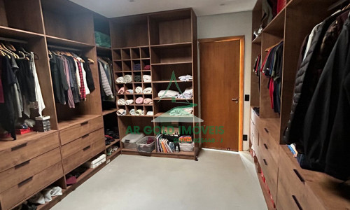 Casa em Condomínio no Parque Petrópolis | 380m² | 4 Suítes | Piscina | Porteira Fechada
