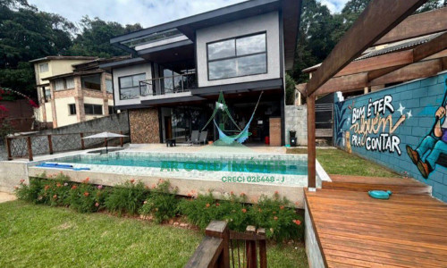 Casa em Condomínio no Parque Petrópolis | 380m² | 4 Suítes | Piscina | Porteira Fechada