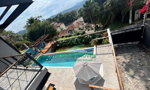 Casa em Condomínio no Parque Petrópolis | 380m² | 4 Suítes | Piscina | Porteira Fechada