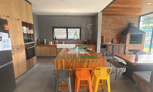 Casa em Condomínio no Parque Petrópolis | 380m² | 4 Suítes | Piscina | Porteira Fechada