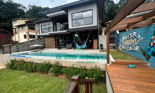 Casa em Condomínio no Parque Petrópolis | 380m² | 4 Suítes | Piscina | Porteira Fechada