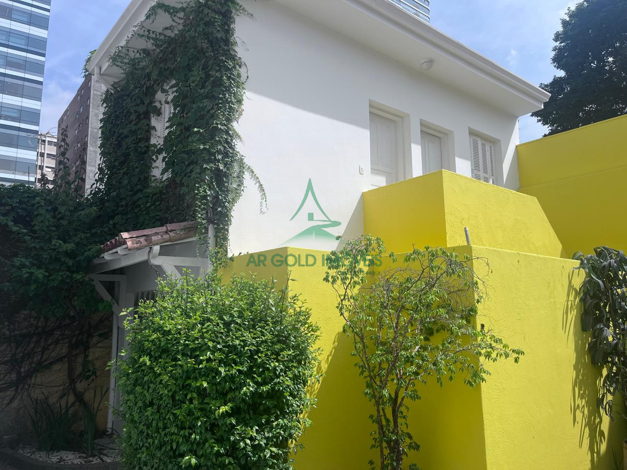Casa para Locação na Vila Madalena | 400m² | 2 Suítes | 7 Vagas | Residencial ou Comercial