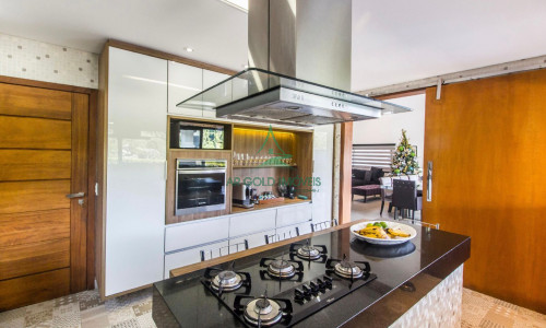 Casa à Venda em Alphaville | 460m² | 5 Suítes | Piscina Aquecida | 4 Vagas | Campos do Conde