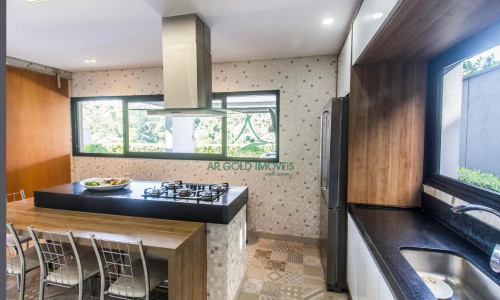 Casa à Venda em Alphaville | 460m² | 5 Suítes | Piscina Aquecida | 4 Vagas | Campos do Conde