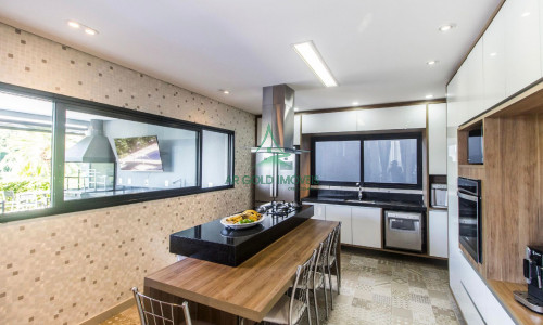Casa à Venda em Alphaville | 460m² | 5 Suítes | Piscina Aquecida | 4 Vagas | Campos do Conde
