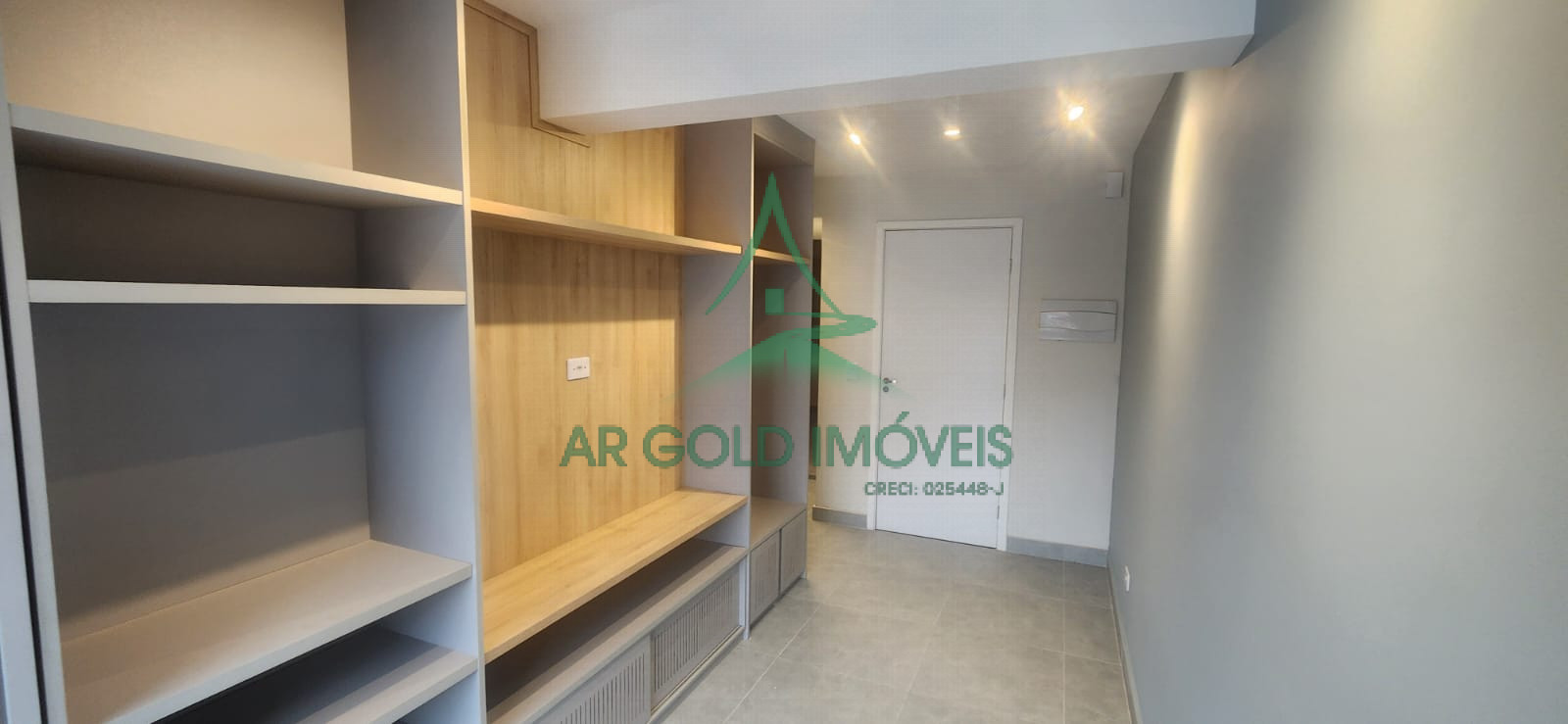 Apartamento à Venda no Rio Pequeno | 45m² | Decorado | Varanda | Edifício Rubi