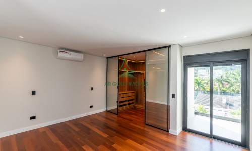Casa à Venda em Alphaville | 516m² | 4 Suítes | Piscina com Spa | 12 Vagas | Alphaville 10