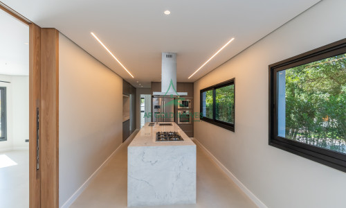 Casa à Venda em Alphaville | 516m² | 4 Suítes | Piscina com Spa | 12 Vagas | Alphaville 10