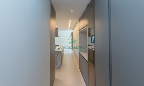 Casa à Venda em Alphaville | 516m² | 4 Suítes | Piscina com Spa | 12 Vagas | Alphaville 10