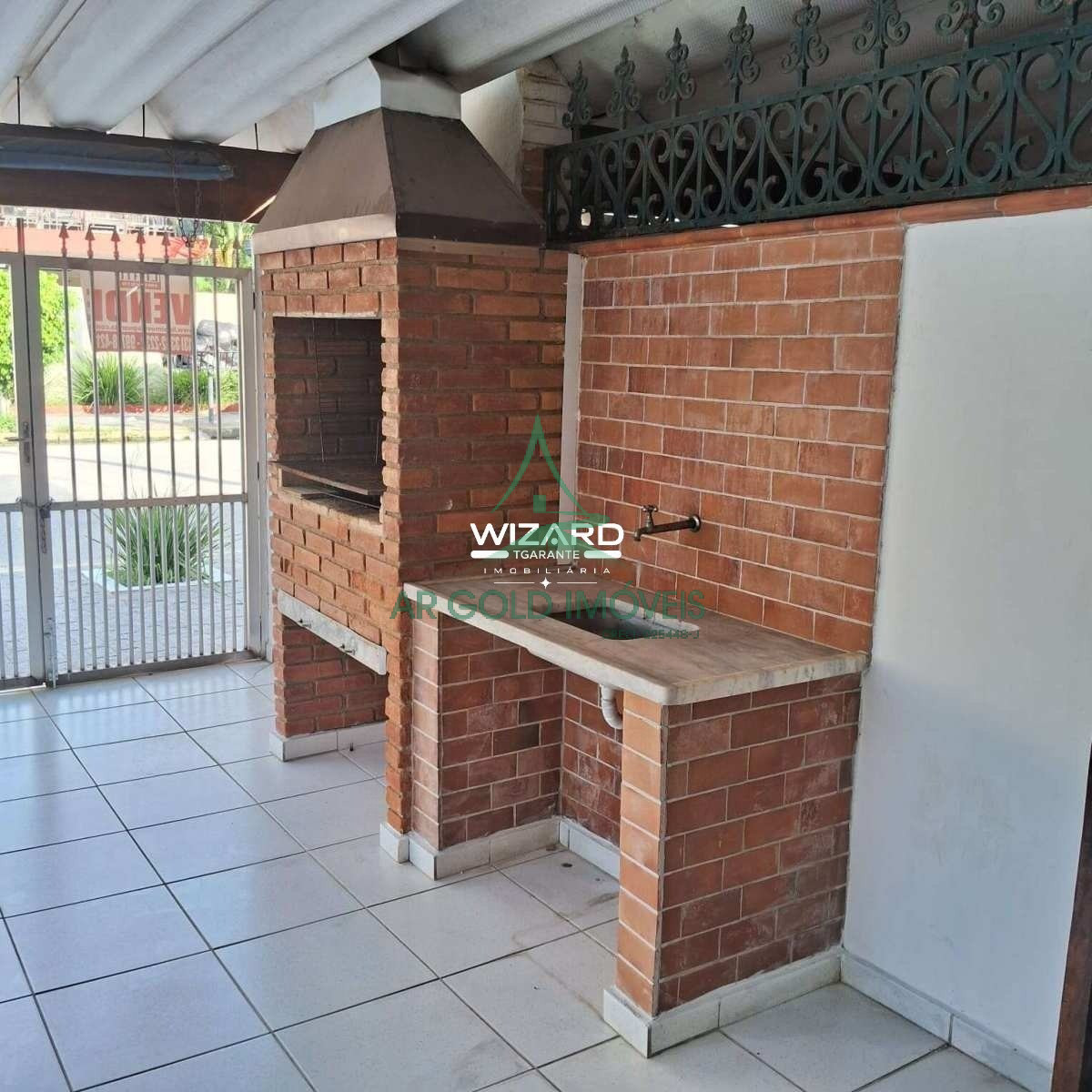 Casa à Venda na Enseada | 100m² | 1 Dorm | Mobiliada | Churrasqueira | 2 Vagas | Monteiro da Cruz