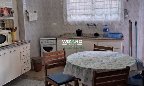 Casa à Venda na Enseada | 100m² | 1 Dorm | Mobiliada | Churrasqueira | 2 Vagas | Monteiro da Cruz