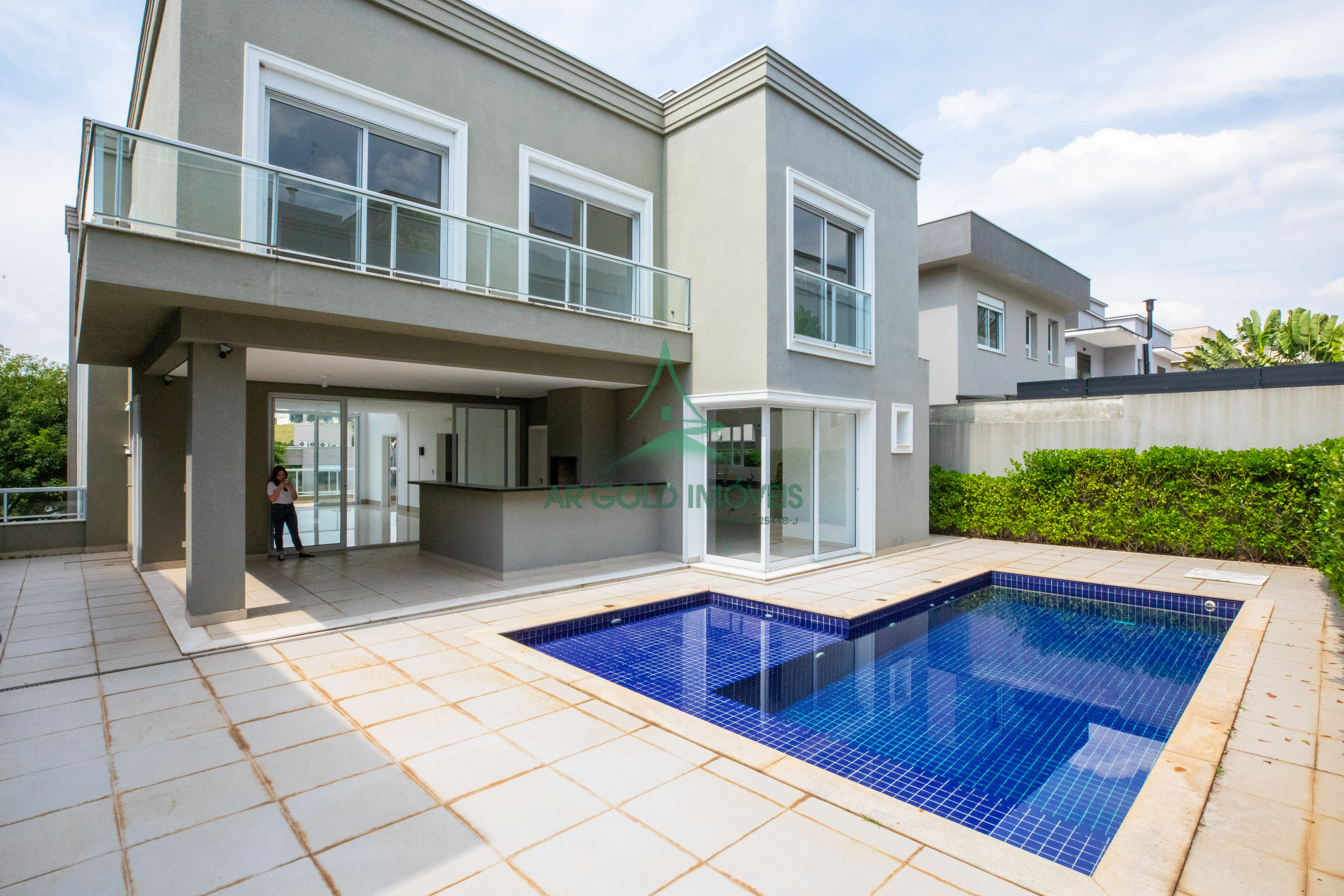 Casa de Alto Padrão à Venda em Alphaville | 430m² | 4 Suítes | Piscina | 6 Vagas | Burle Marx