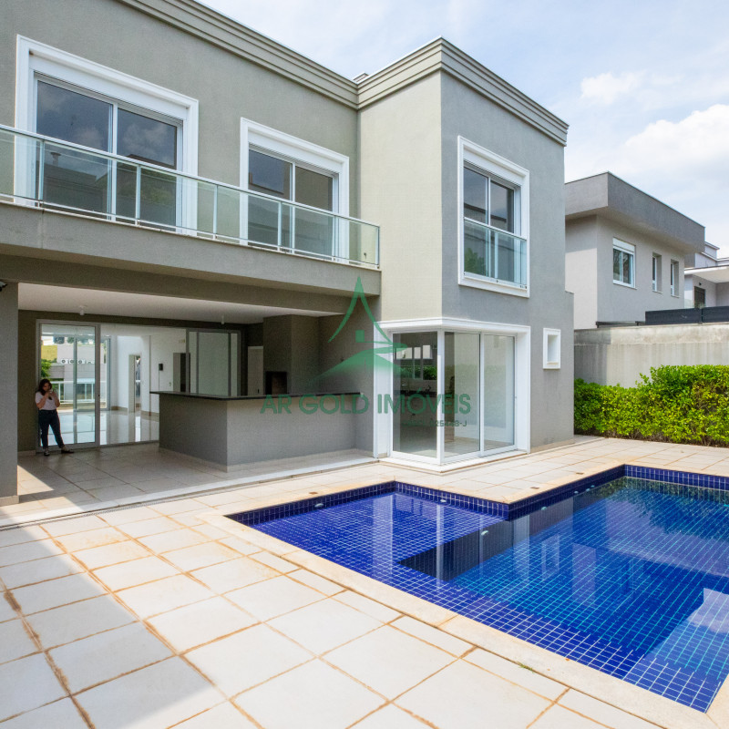 Casa de Alto Padrão à Venda em Alphaville | 430m² | 4 Suítes | Piscina | 6 Vagas | Burle Marx