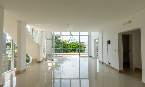 Casa de Alto Padrão à Venda em Alphaville | 430m² | 4 Suítes | Piscina | 6 Vagas | Burle Marx