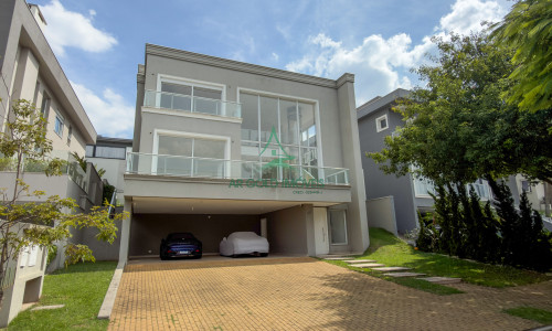 Casa de Alto Padrão à Venda em Alphaville | 430m² | 4 Suítes | Piscina | 6 Vagas | Burle Marx