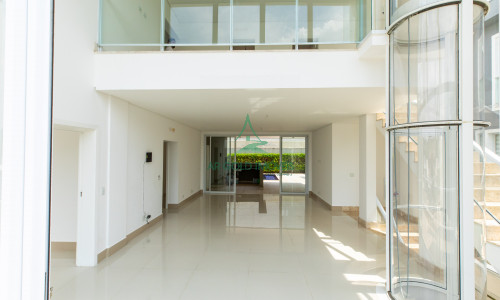 Casa de Alto Padrão à Venda em Alphaville | 430m² | 4 Suítes | Piscina | 6 Vagas | Burle Marx